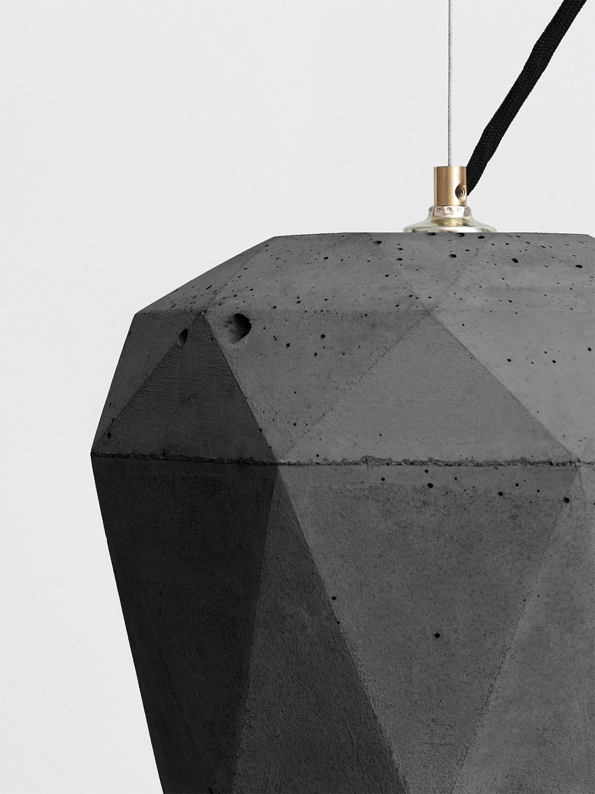 Suspension T4 béton foncé triangulaire par Stefan Gant x Gant Lights Suspension T4 béton foncé détail de la douille et du câble