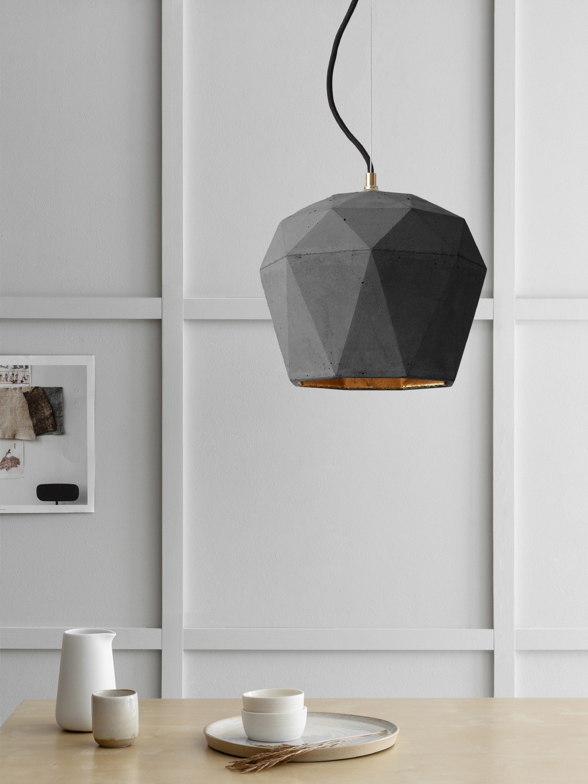 Suspension T4 béton foncé triangulaire par Stefan Gant x Gant Lights Suspension T4 béton foncé au-dessus d'une table dans une salle à manger