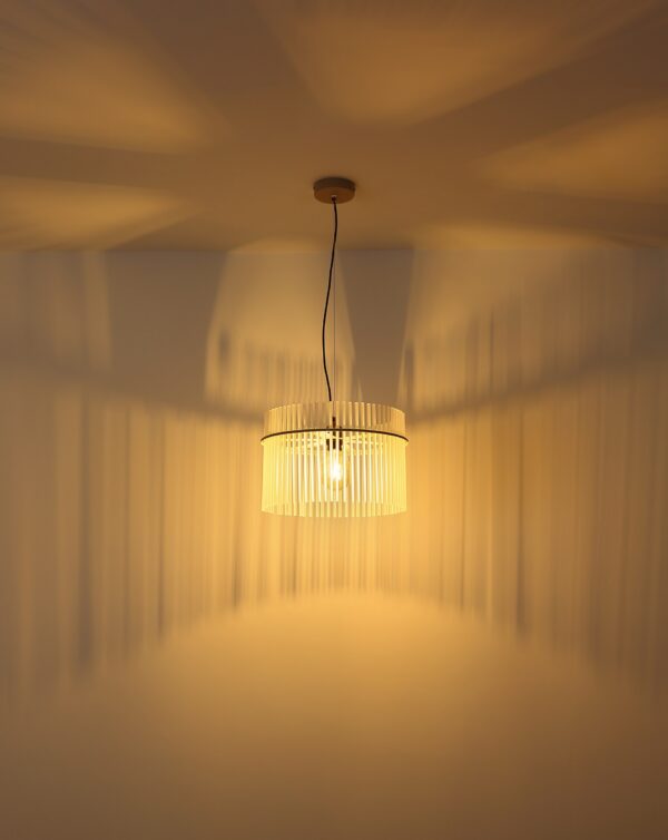 suspension tambour barreaux de verre, ronde 1 lumière allumée, lumière chaude sur le plafond et les murs