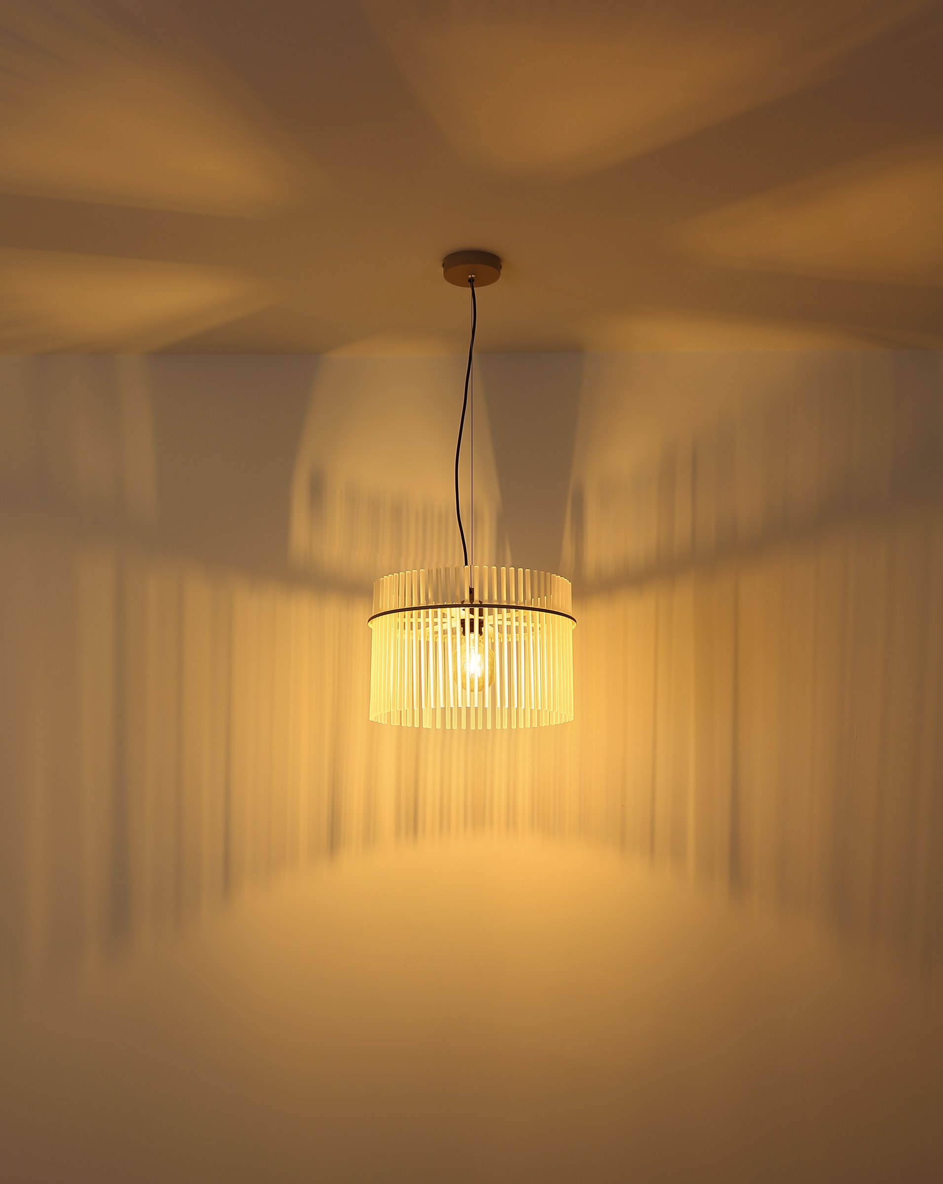 Suspension tambour barreaux de verre, rond ou ovale suspension tambour barreaux de verre, ronde 1 lumière allumée, lumière chaude sur le plafond et les murs