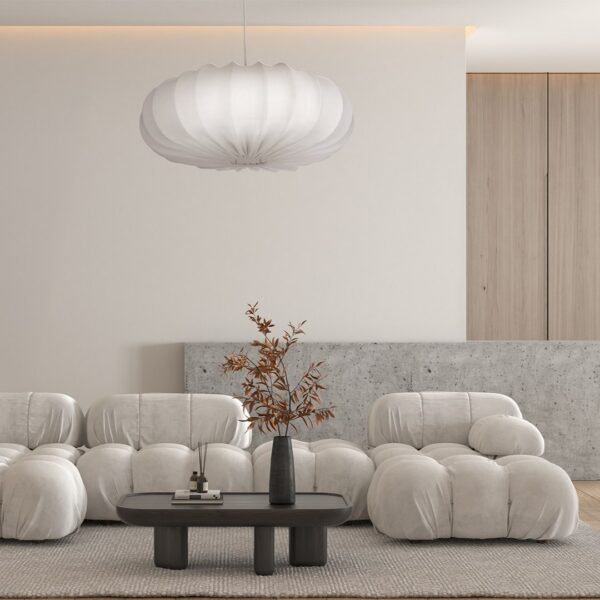 suspension tissu crème creme dans un salon aux canapes blancs
