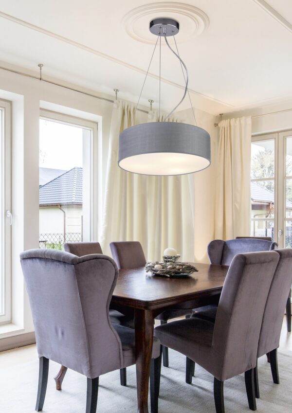 suspension tissu gris trois lumières au dessus d une table de salle a manger