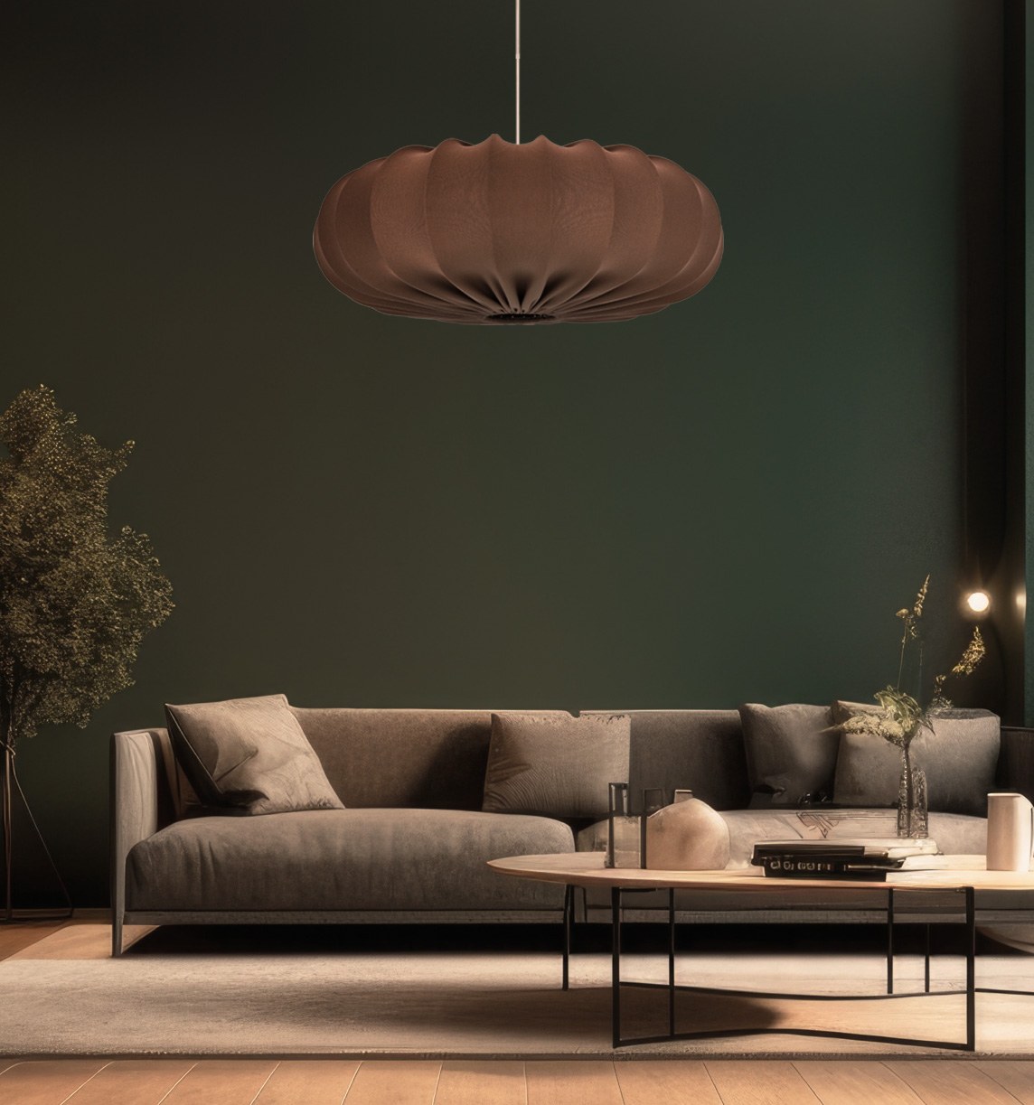 Suspension tissu japandi plissé beige ou marron, Ø 66 cm suspension tissu japandi plissé marron moka devant un mur vert foncé