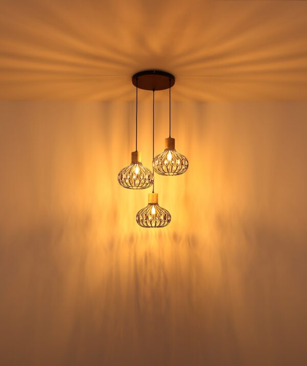 Lampe travertin : luminaires en travertin suspension travertin cristal 3 abat-jours cage allumée, reflets sur le plafond