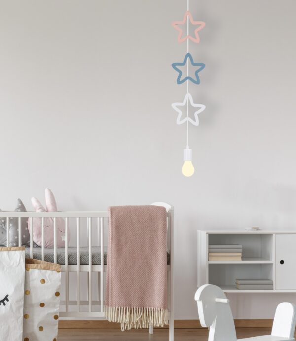 suspension trois étoiles rose bleu et blanc dans une chambre d enfant