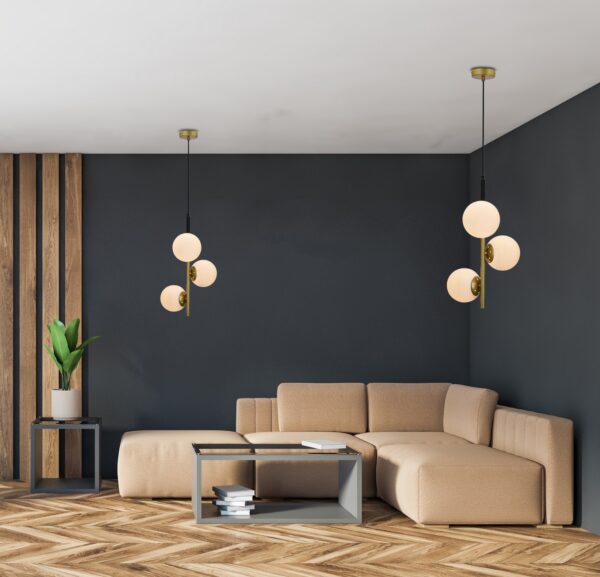 suspension trois globes opale dorée dans un salon au mur anthracite
