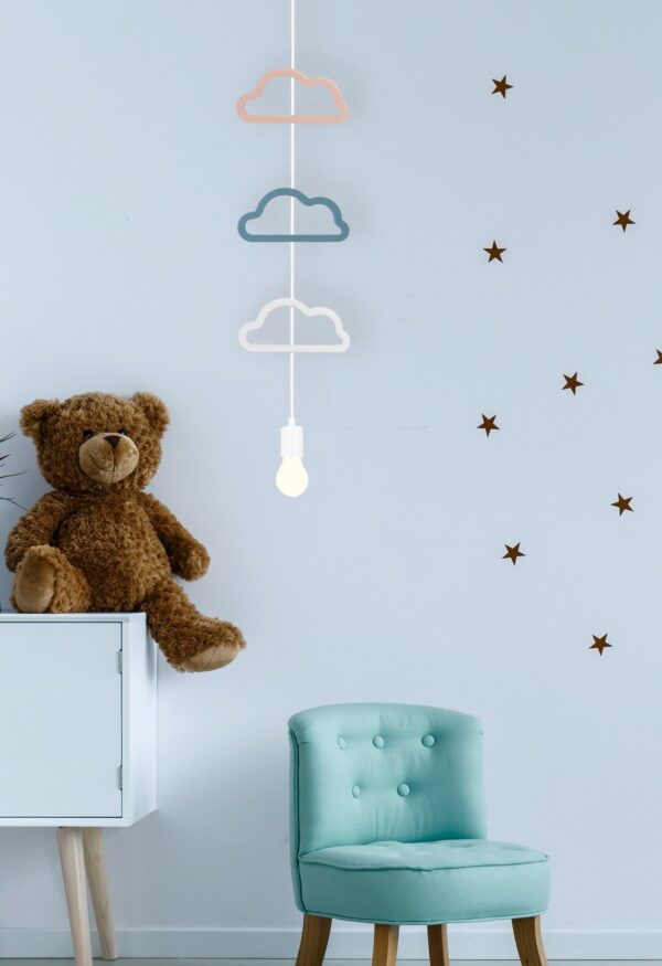suspension trois nuages dans une chambre d enfant bleue