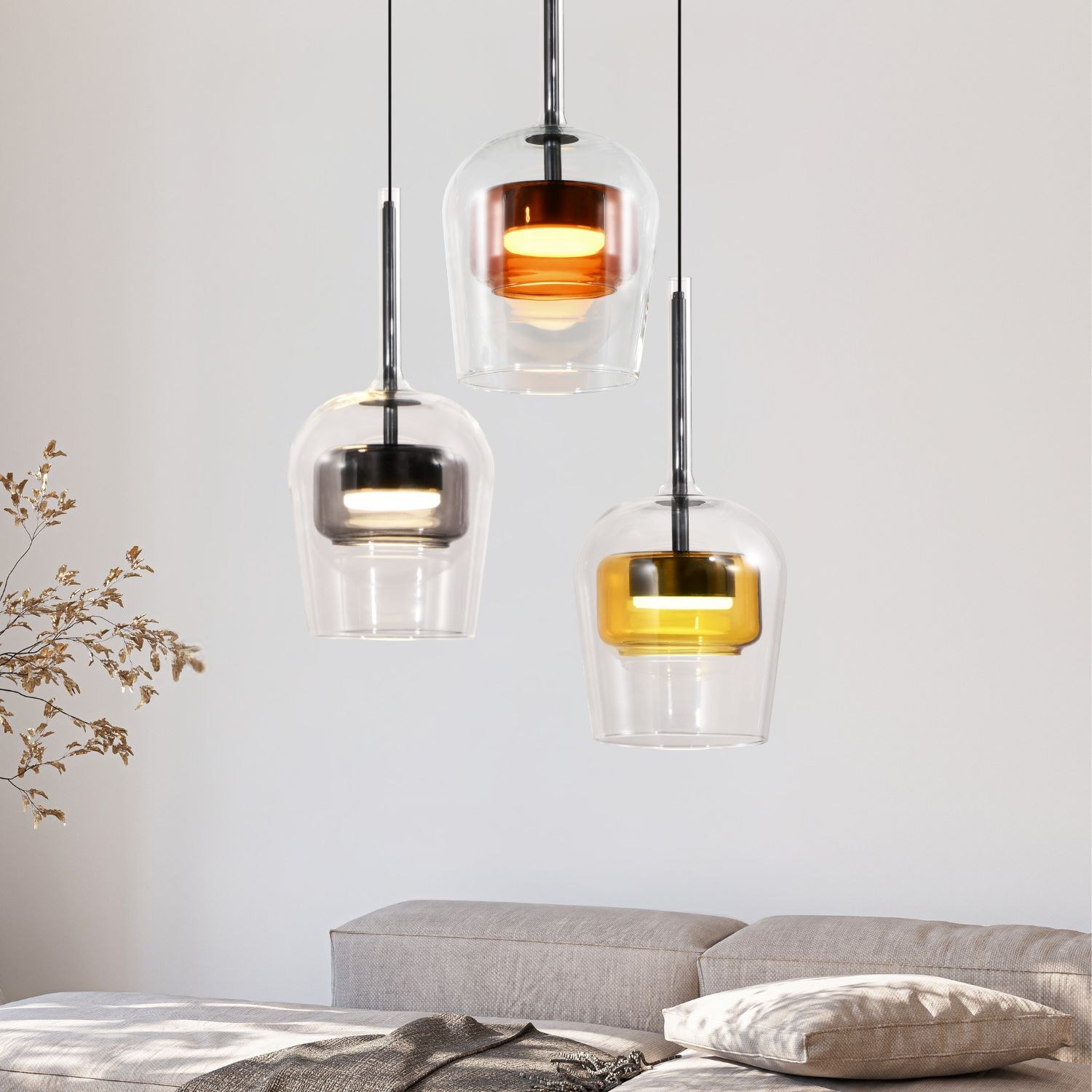 Suspension trois verres colorés sur platine ronde noire, 3 x GX53 suspension trois verres colorés gros plan sur les trois verres colores