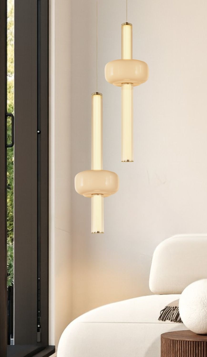 Suspension tube de verre cannelé et disque blanc, laiton, LED 15 W suspension tube de verre cannelé duo près d un canapé blanc