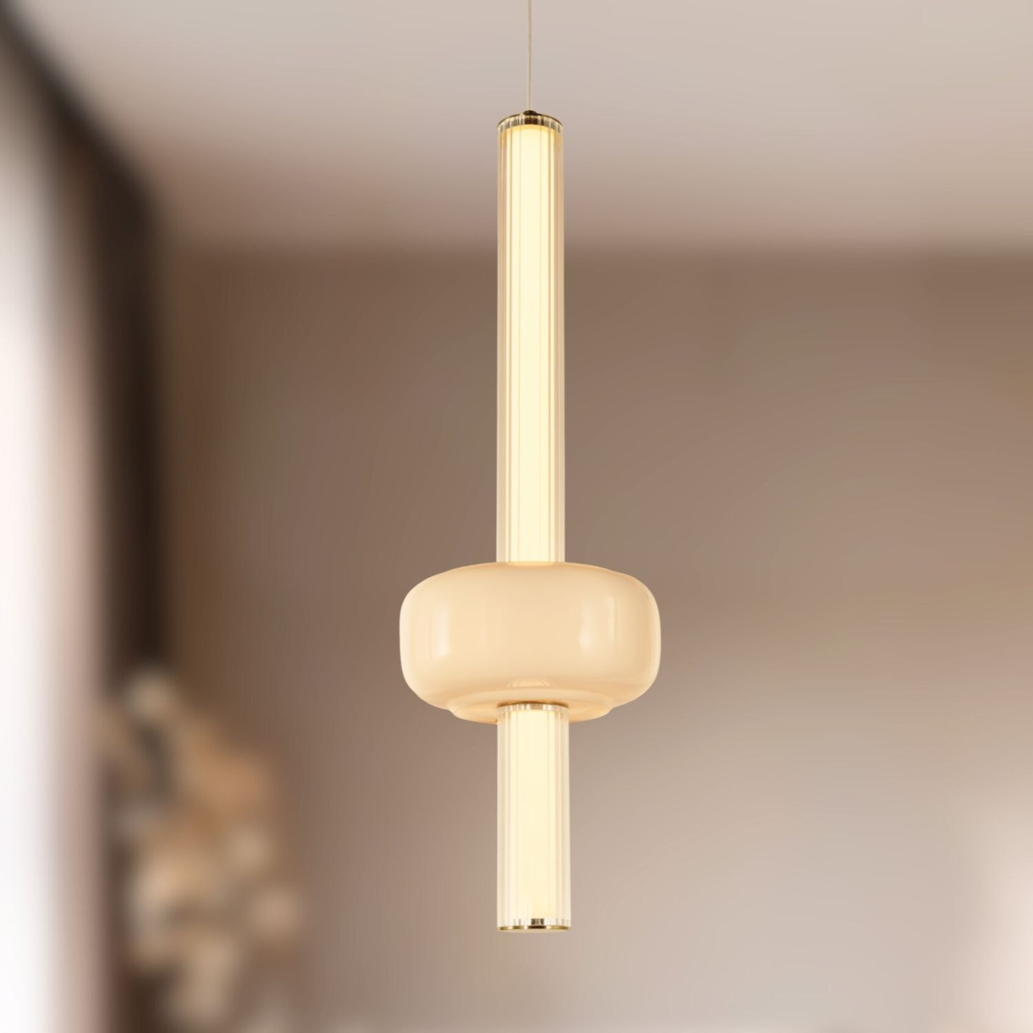 Suspension tube de verre cannelé et disque blanc, laiton, LED 15 W suspension tube de verre cannelé version disque en bas en gros plan