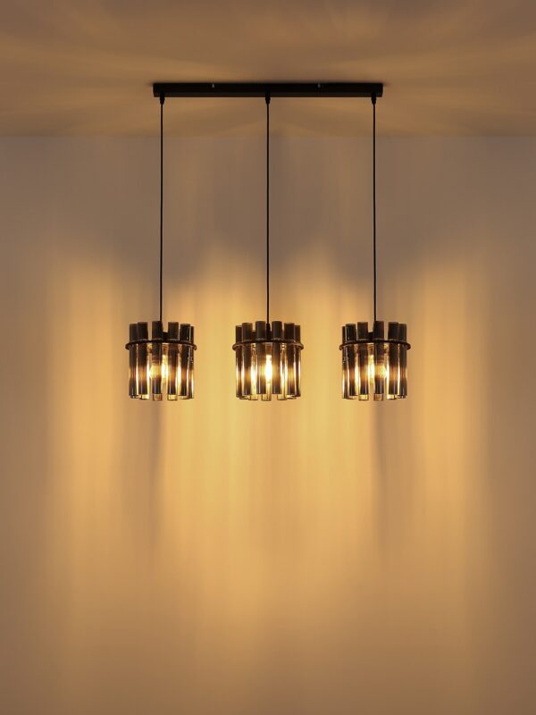 suspension tubes de verre fumé, 3 lumières en ligne allumée, lumière chaude sur le plafond
