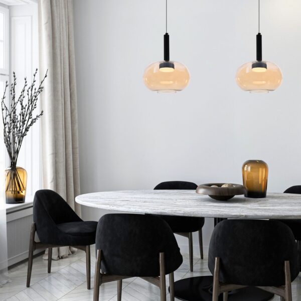 suspension verre ambré ovale en duo au dessus d une table a manger