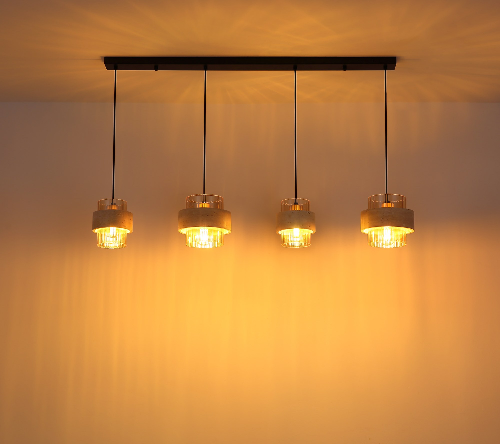 Suspension verre ambre travertin, 3 ou 4 lumières suspension verre ambre travertin 4 lumières allumée, lumière chaude sur le mur