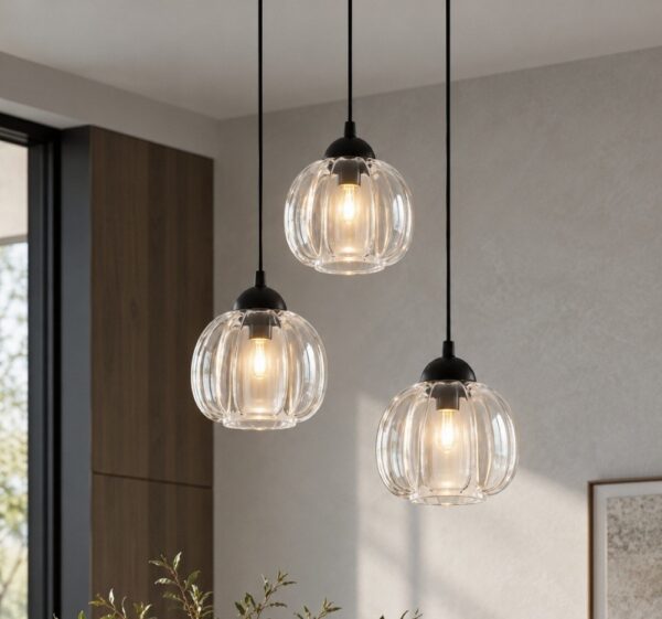 suspension verre côtelé 3 lumières verre transparent près d une fenêtre