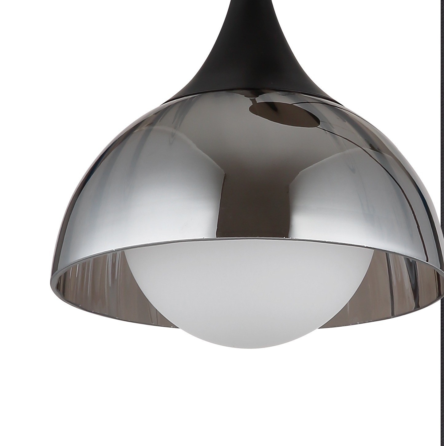 Suspension verre fumé 3 lumières, métal noir et boules opale suspension verre fumé 3 lumières, détail d un abat-jour en verre fumé et de sa boule opale