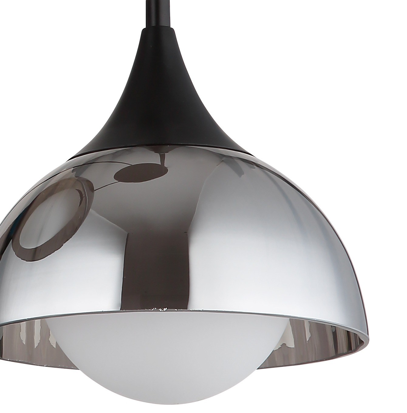 Suspension verre fumé 3 lumières, métal noir et boules opale suspension verre fumé 3 lumières, détail du verre fumé et de la boule opale vue de dessous