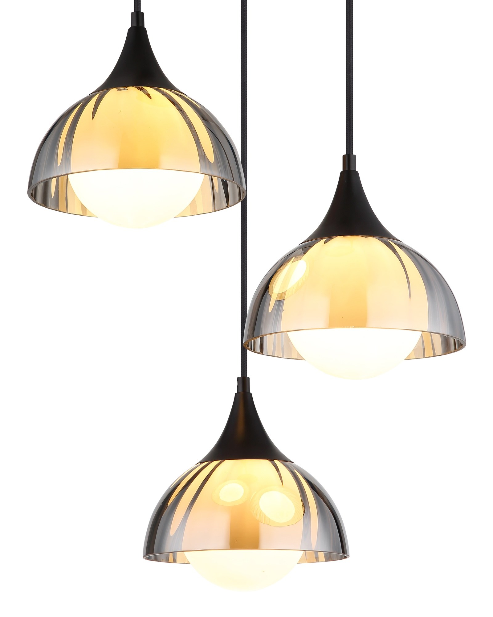 Suspension verre fumé 3 lumières, métal noir et boules opale suspension verre fumé 3 lumières, gros plan sur les trois abat-jours dômes allumés