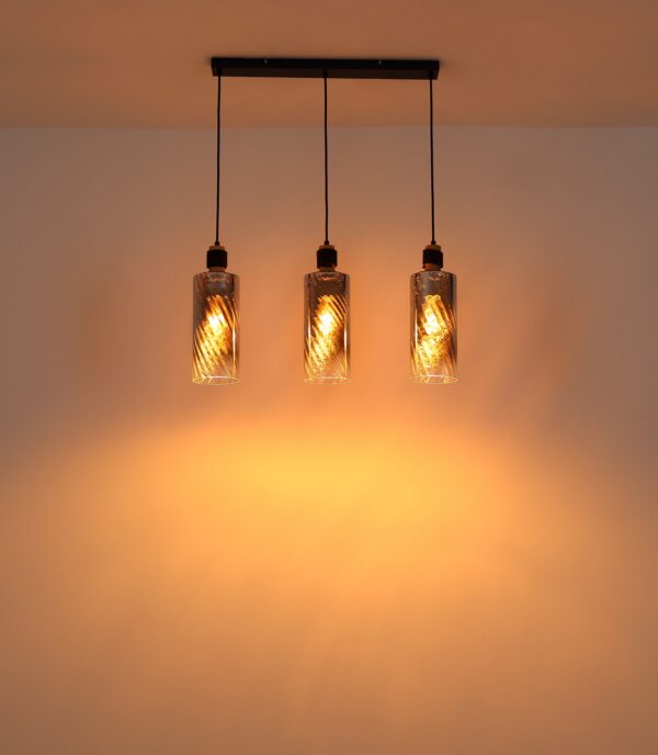 suspension verre fumé bois 3 lumières allumée, lumière ambrée sur le plafond