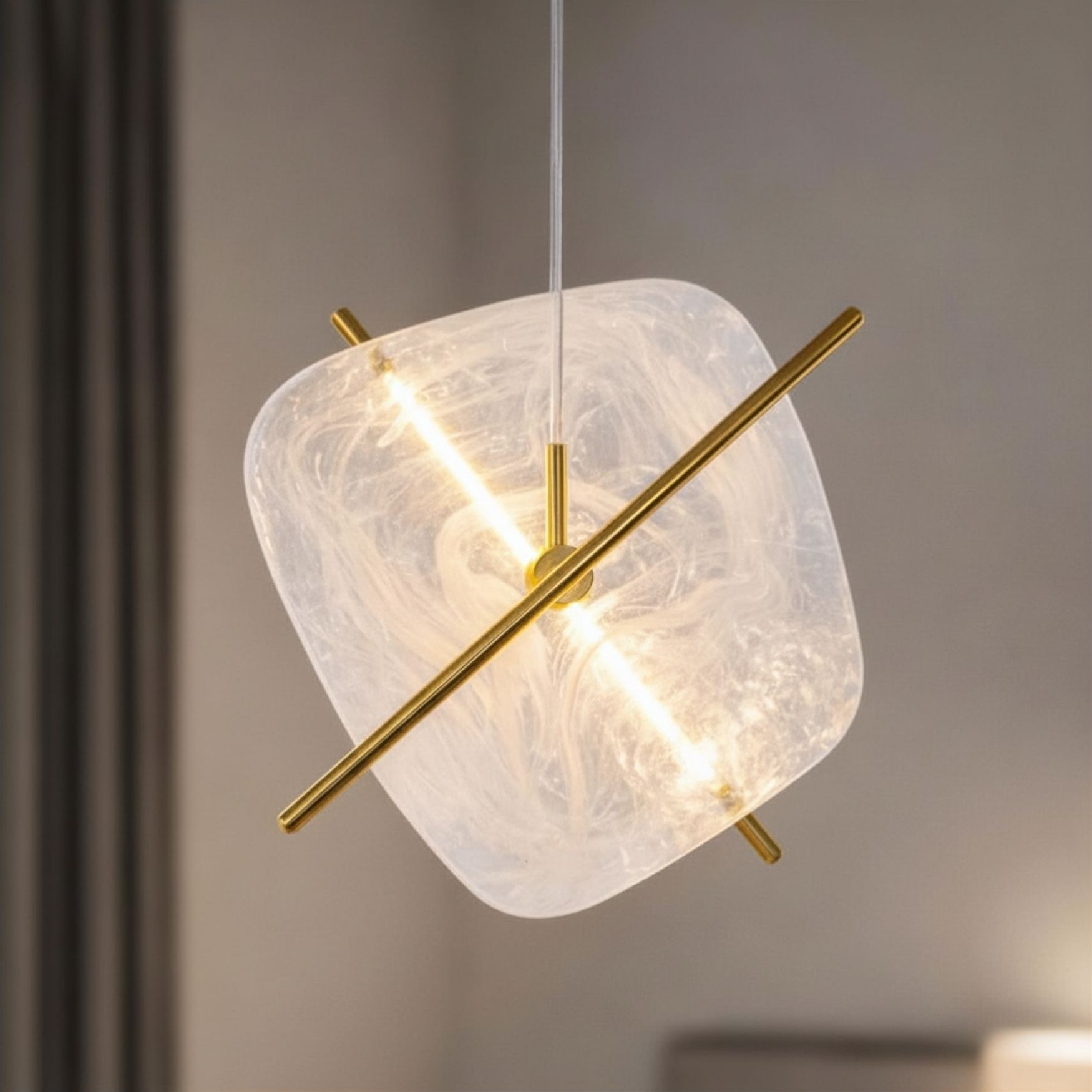 Suspension LED verre marbré blanc et barre laiton, ronde ou carrée suspension verre marbré blanc forme carrée en gros plan
