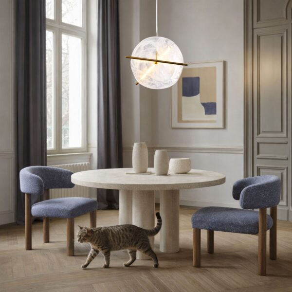suspension verre marbré blanc forme ronde au dessus d une table en travertin