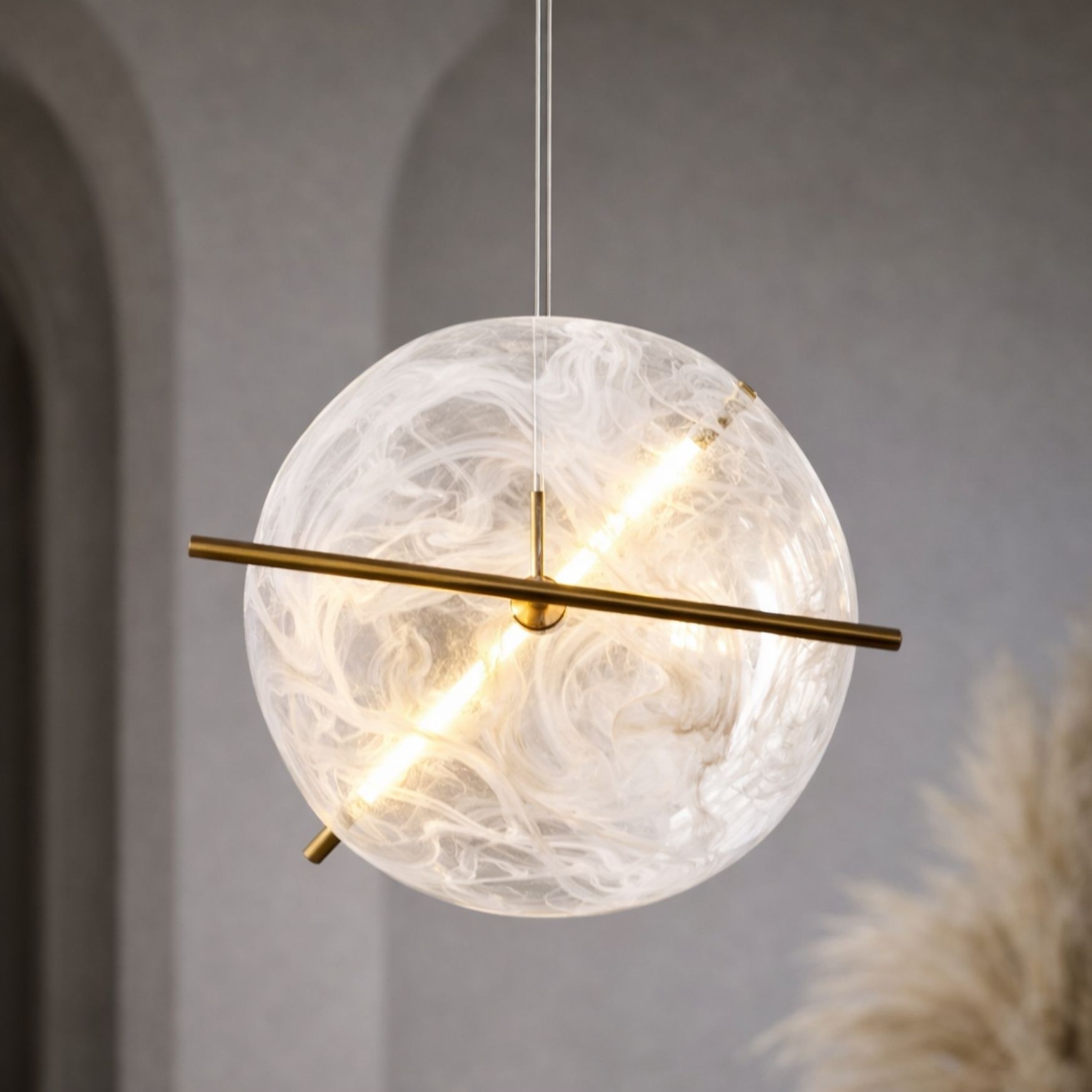 Suspension LED verre marbré blanc et barre laiton, ronde ou carrée suspension verre marbré blanc forme ronde en gros plan
