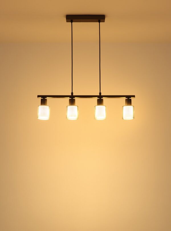 suspension verre rayé gunmetal allumée, lumière chaude sur le mur