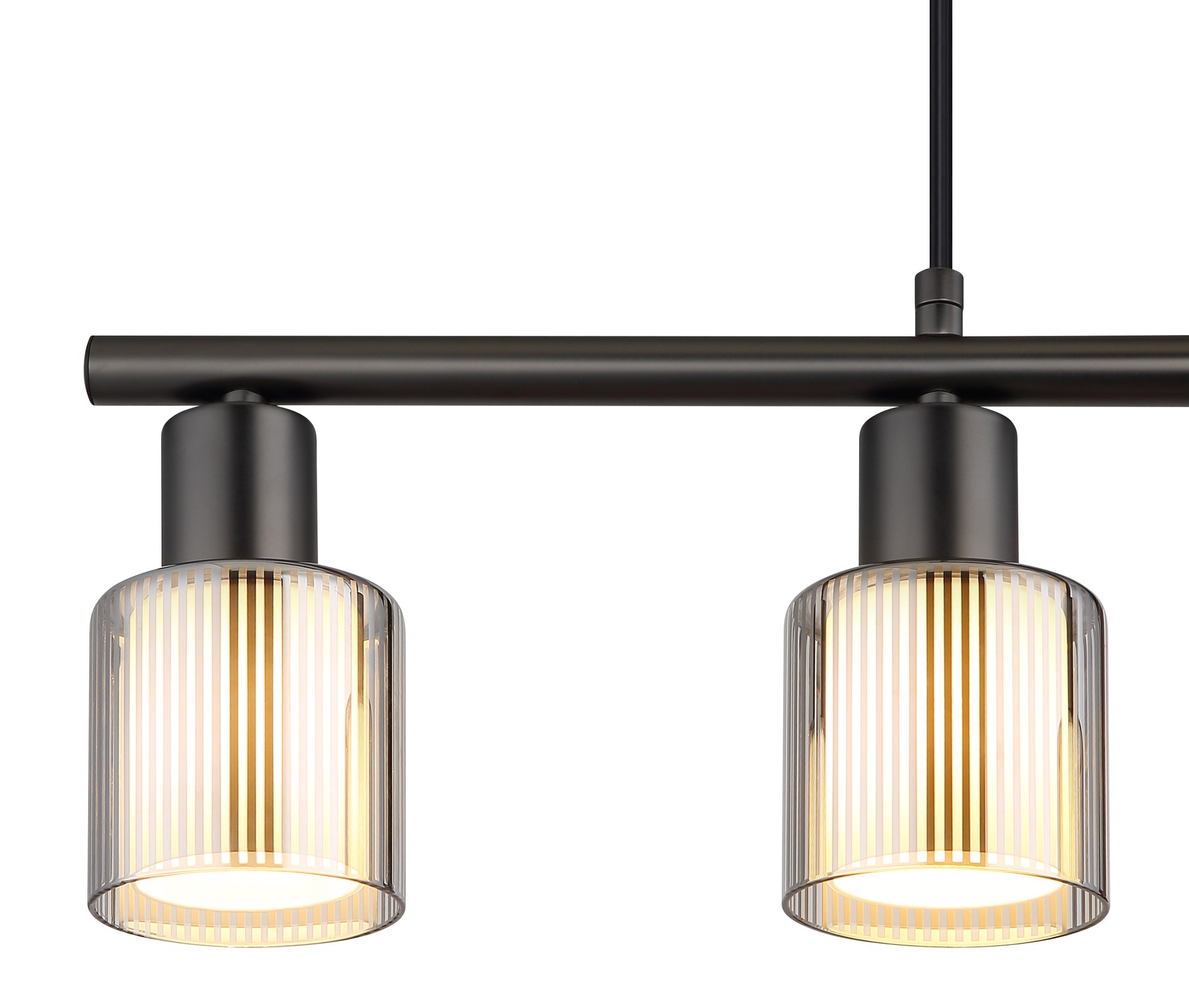 Suspension verre rayé gunmetal, 4 lumières E14 sur barre suspension verre rayé gunmetal gros plan sur deux abat-jours en verre rayé