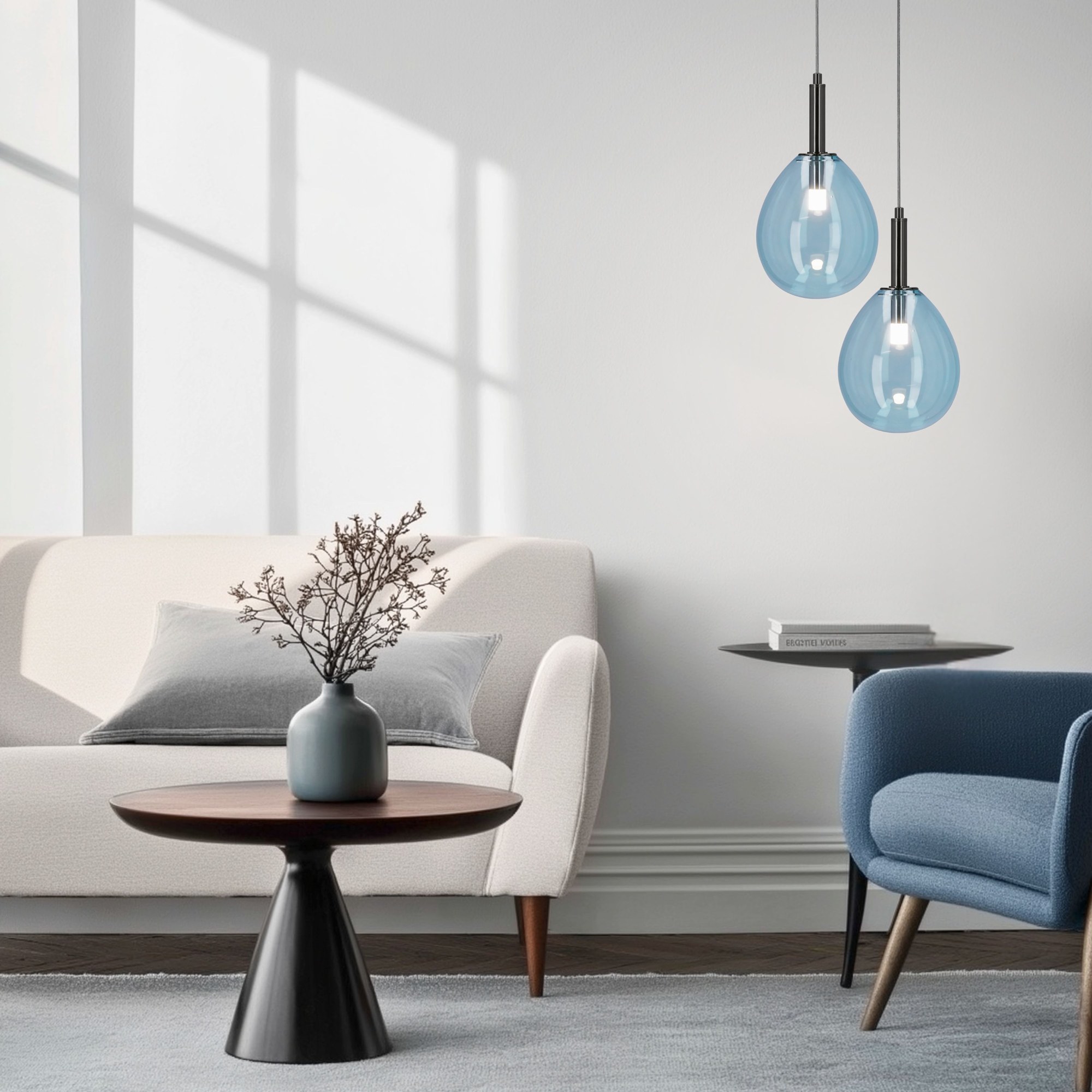 Suspension verre teinté rose ou bleu en forme de goutte, LED suspension verre teinté bleu en forme de goutte, deux globes à hauteurs différentes dans un salon clair