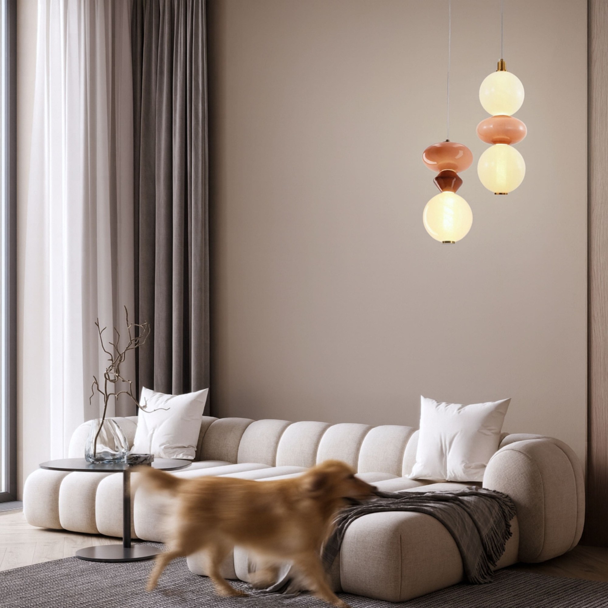 Suspension verticale globes opale et disques colorés, LED suspension verticale globes opale duo de colonnes au dessus d un canapé bouclé dans un salon