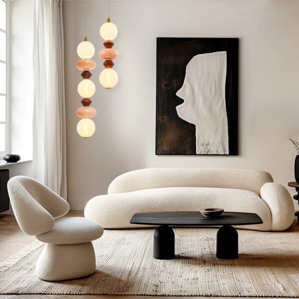 suspension verticale globes opale duo de colonnes devant un canapé crème dans un salon