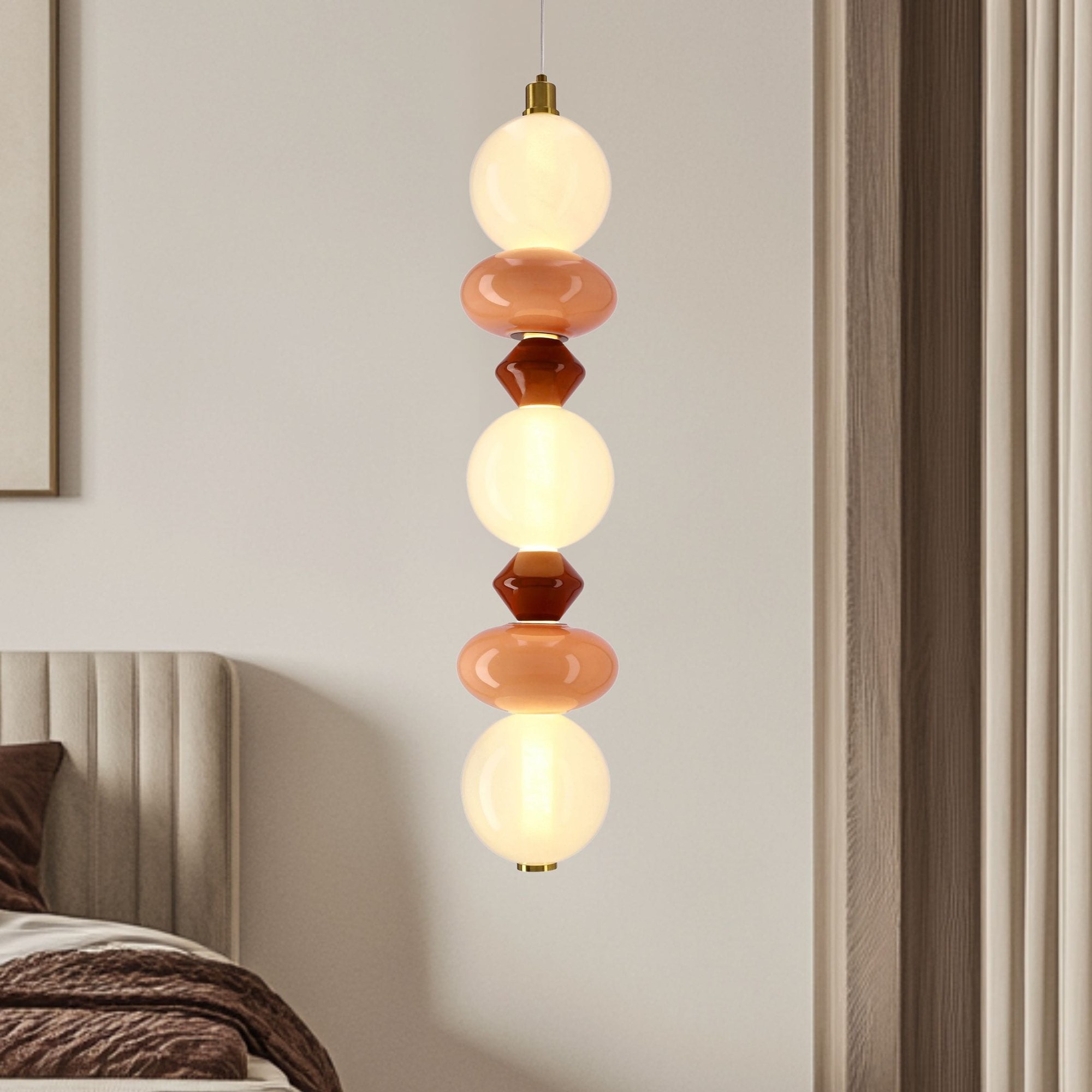 Suspension verticale globes opale et disques colorés, LED suspension verticale globes opale gros plan sur les trois globes et les disques colorés