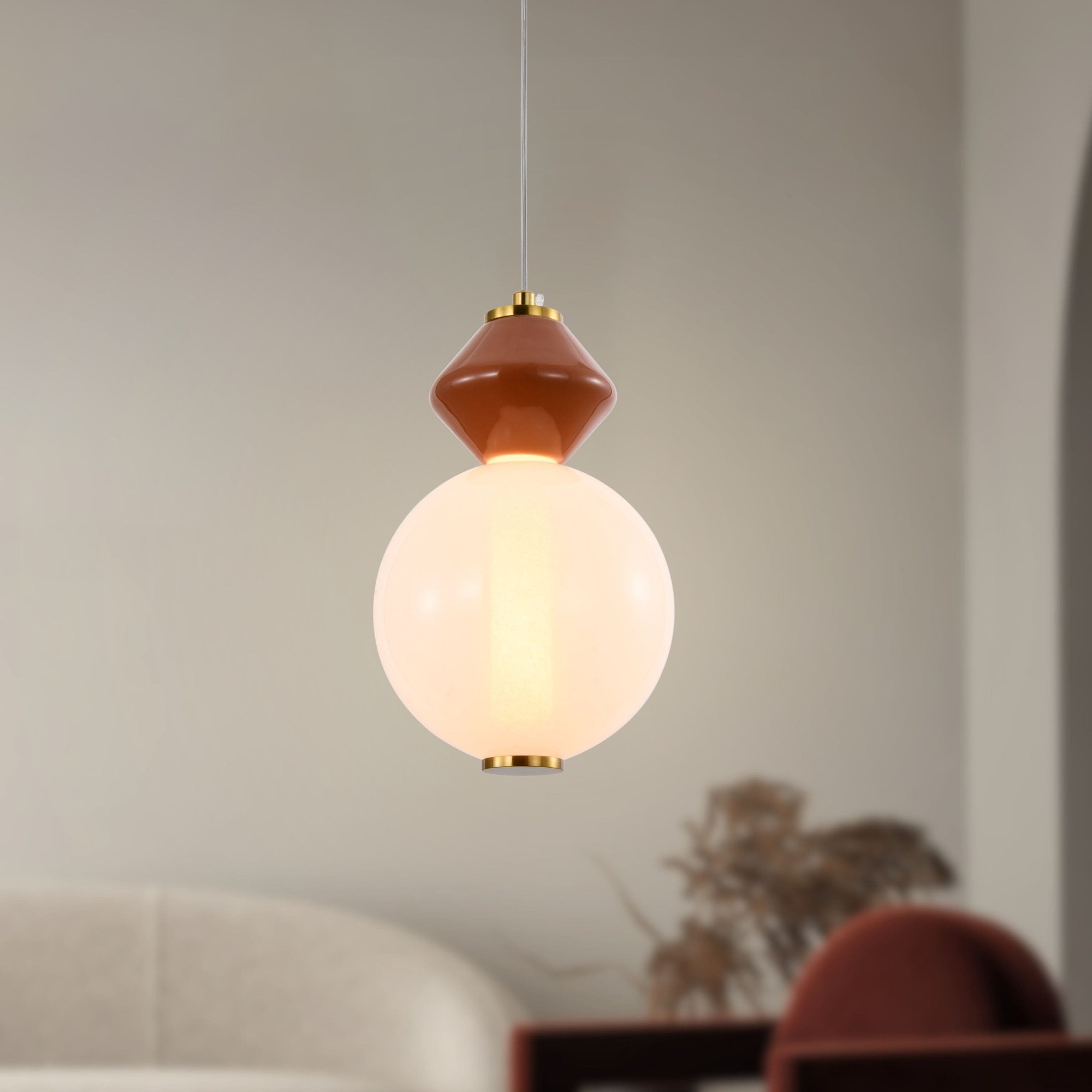 Suspension verticale globes opale et disques colorés, LED suspension verticale globes opale version 1 globe en gros plan dans un salon