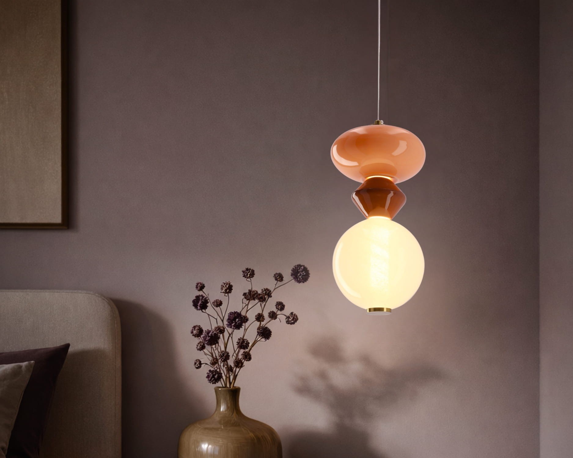 Suspension verticale globes opale et disques colorés, LED suspension verticale globes opale version 1 globe et disque près d un vase