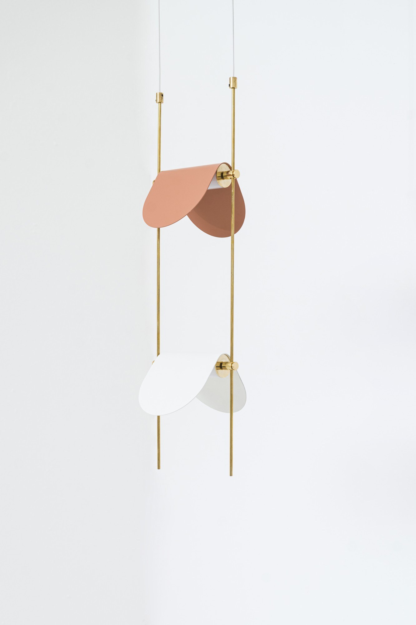 Suspension verticale Ali di Luce par OliveLab, 2 ou 4 sources suspension verticale OliveLab, finition blanc mat et laiton, ailes terracotta et blanche