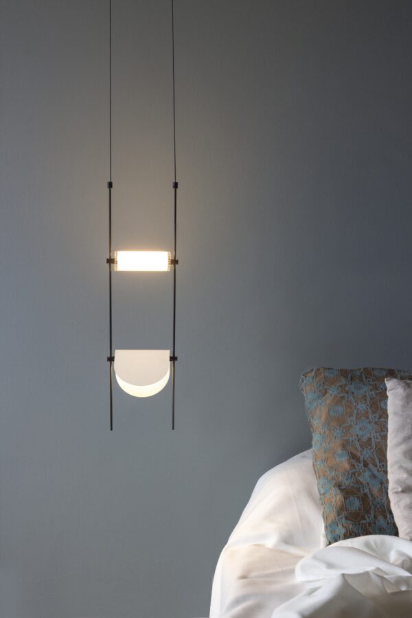 suspension verticale OliveLab, au chevet, finition noir mat