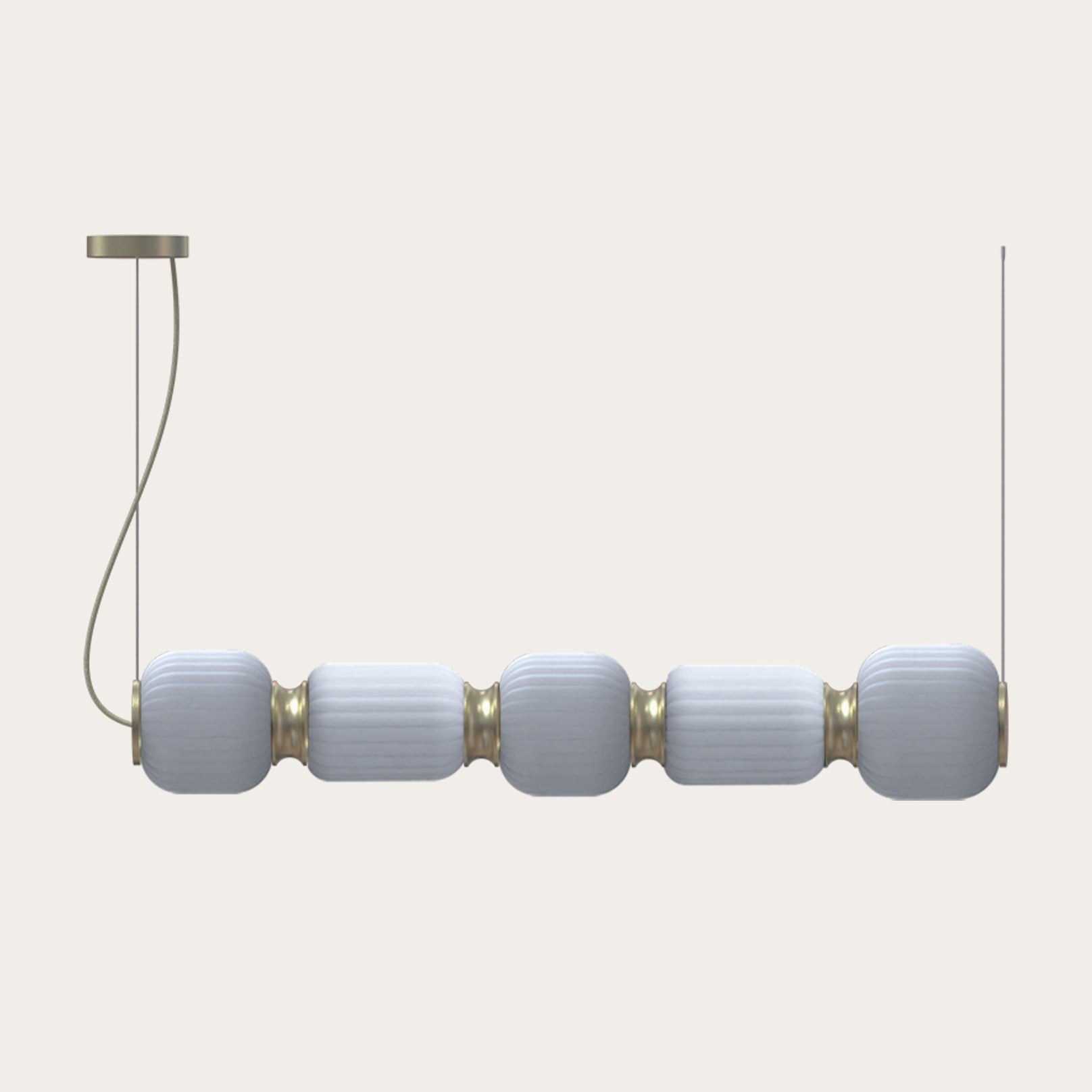 suspension Whiteberries Quinted aux cinq globes en verre opale et monture dorée, vue en ambiance sur fond beige