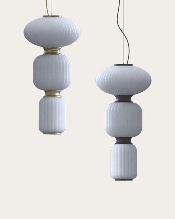suspension Whiteberries Trio en verre opale cannelé, deux trios de globes en vue en ambiance sur fond beige