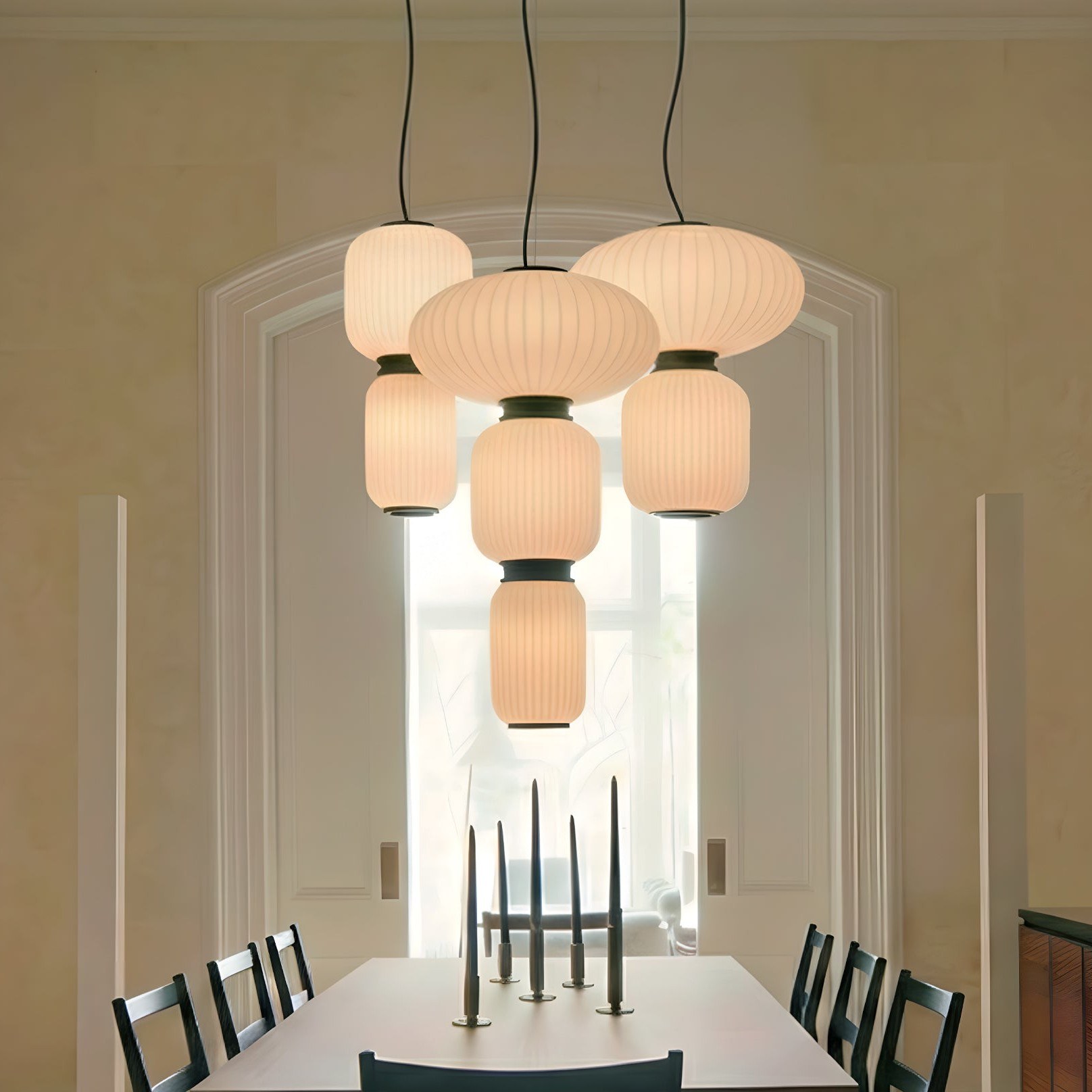 suspension Whiteberry suspensions en verre opale cannelé allumées au-dessus de la table à manger