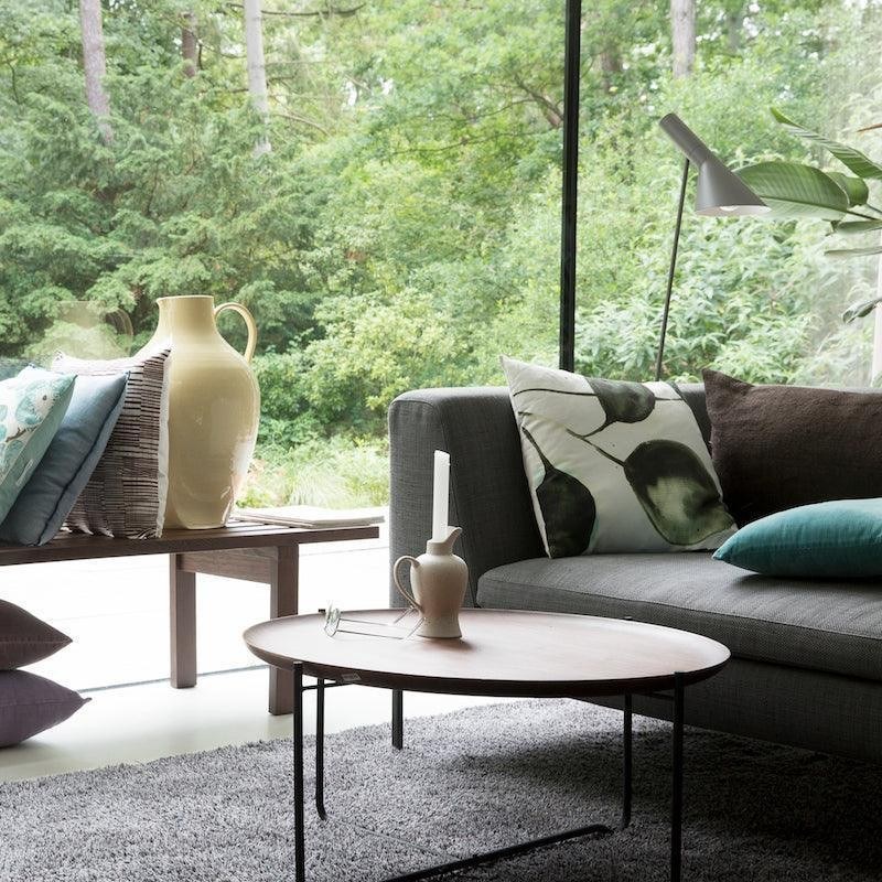 Table basse Fez par Urban Nature Culture, bois et fer, 2 tailles table basse bois Fez Urban Nature Culture, grande taille posée devant un canapé gris dans un salon