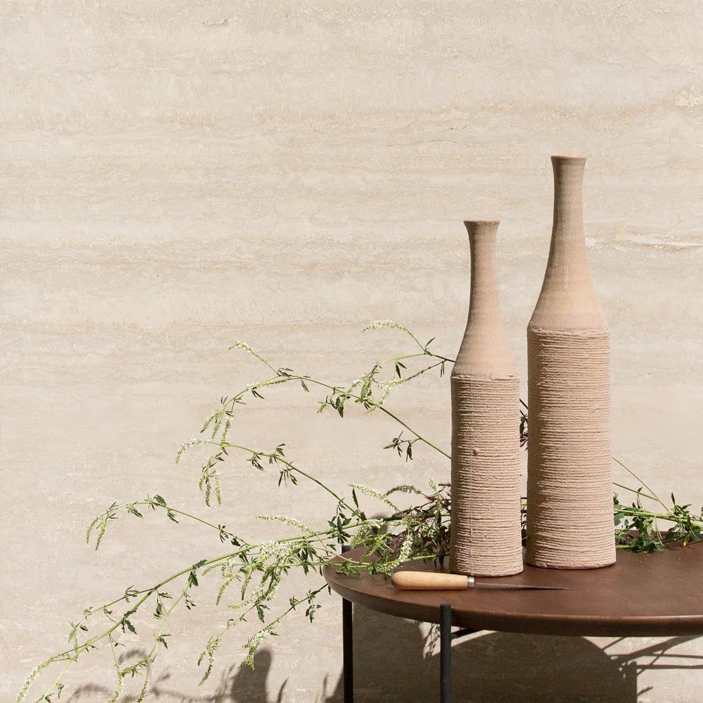 Table basse Fez par Urban Nature Culture, bois et fer, 2 tailles table basse bois Fez Urban Nature Culture, grande taille avec des vases en terre cuite devant un mur en travertin
