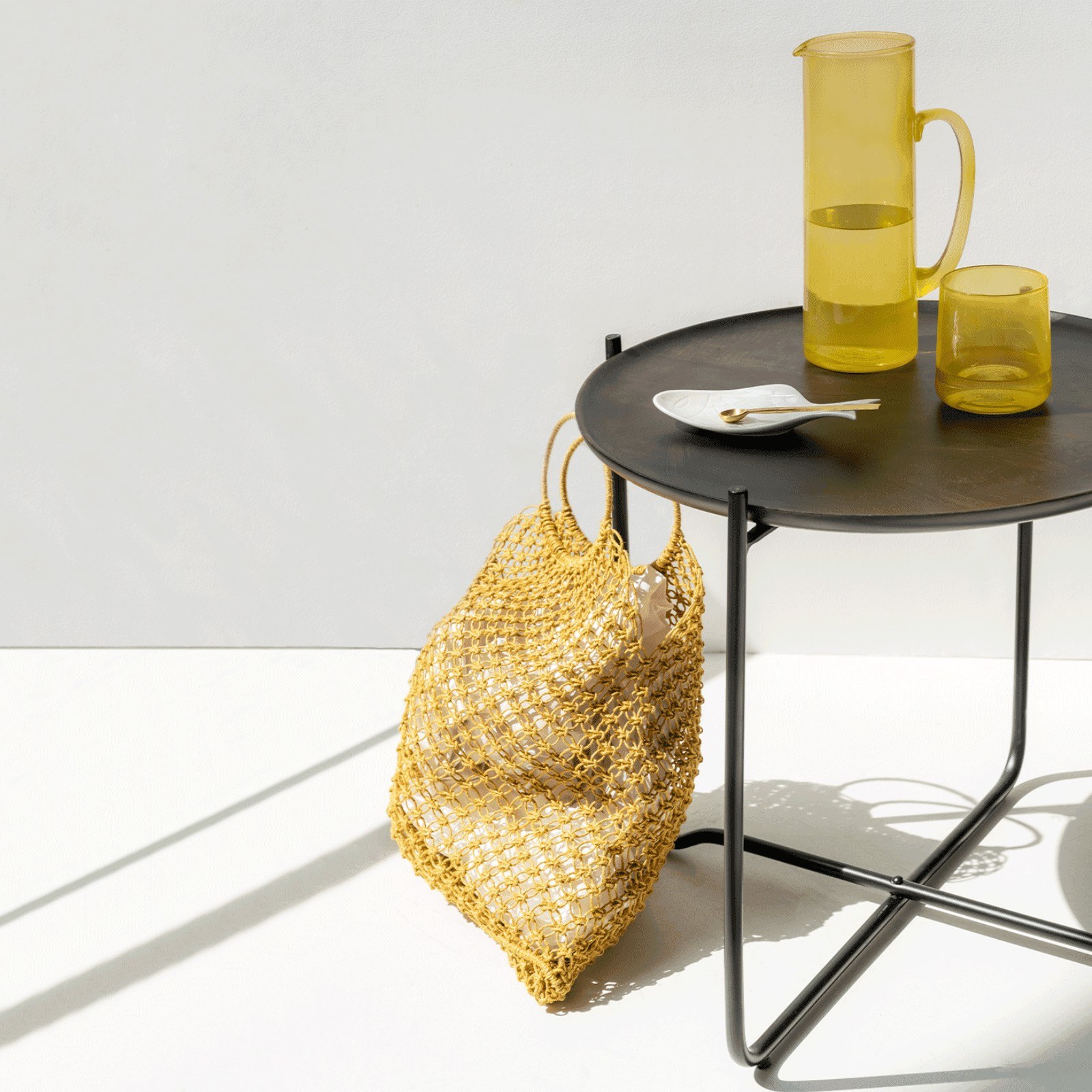 Table basse Fez par Urban Nature Culture, bois et fer, 2 tailles table basse bois Fez Urban Nature Culture, petite taille avec une carafe et des verres jaunes