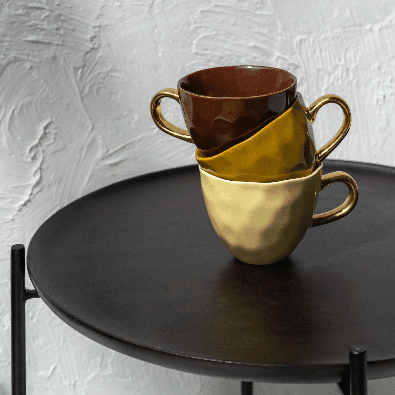 Table basse Fez par Urban Nature Culture, bois et fer, 2 tailles table basse bois Fez Urban Nature Culture, détail du plateau brun foncé de la petite taille
