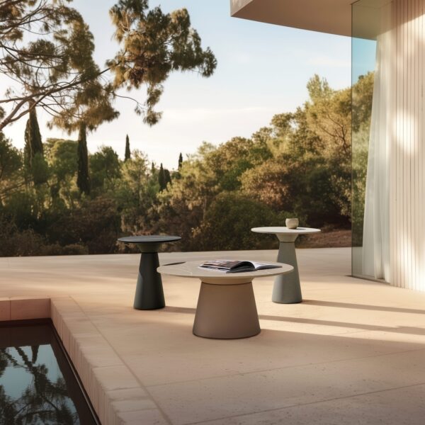 table basse terrasse Inclass Essens Occasional avec deux tables appoint au bord de la piscine