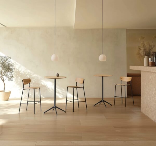 table bistrot Inclass Barlis, tables hautes et tabourets dans un bar lumineux