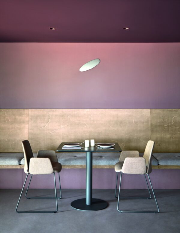 table bistrot Inclass Flat dans un restaurant devant une banquette