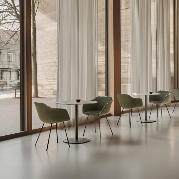 table café Inclass Floe dans une salle lumineuse avec fauteuils verts