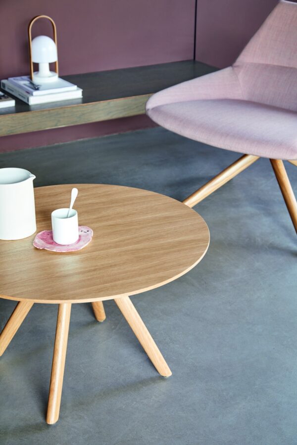 table chêne Inclass Stiks basse devant un fauteuil rose dans un salon