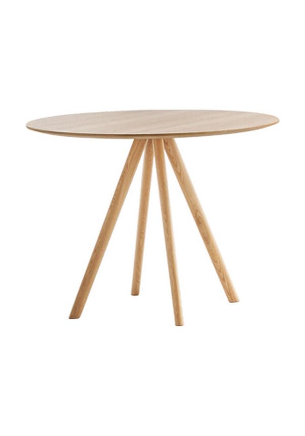 table chêne Inclass Stiks à quatre pieds et plateau rond en chêne, fond blanc