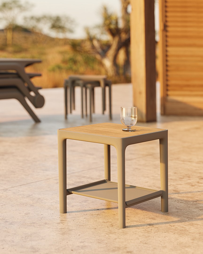 Table d'appoint de chaise longue Africa en polypropylène au design contemporain par Eugeni Quitllet x Vondom table d'appoint Africa Vondom en situation, photo d'ambiance