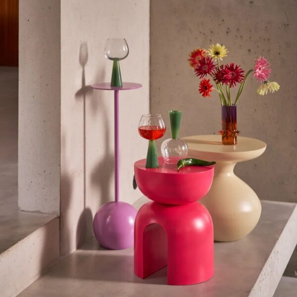 table d'appoint bois Boje Urban Nature Culture, dans une scène avec un verre, des fleurs et une table beige